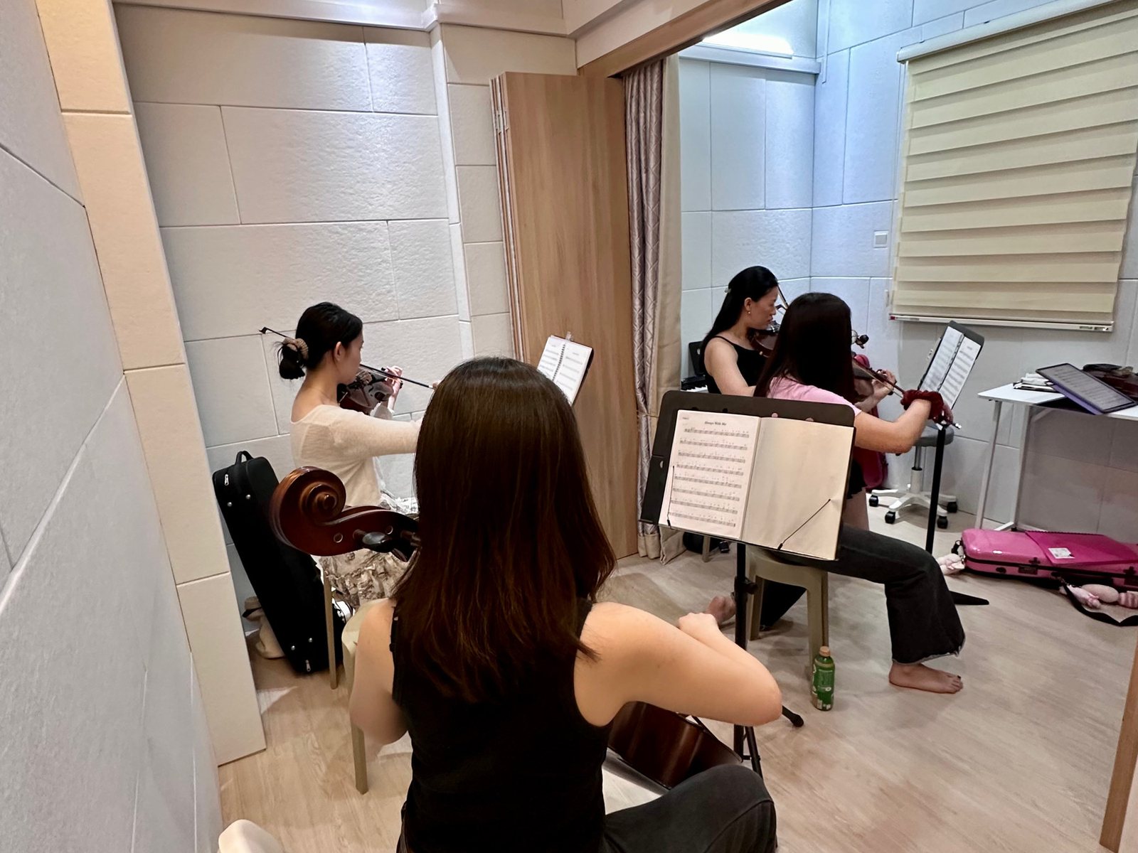 A group session in progress at the Woodlands studio