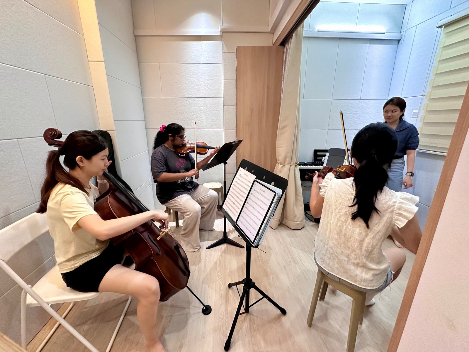 A cello student in a group class at the studio